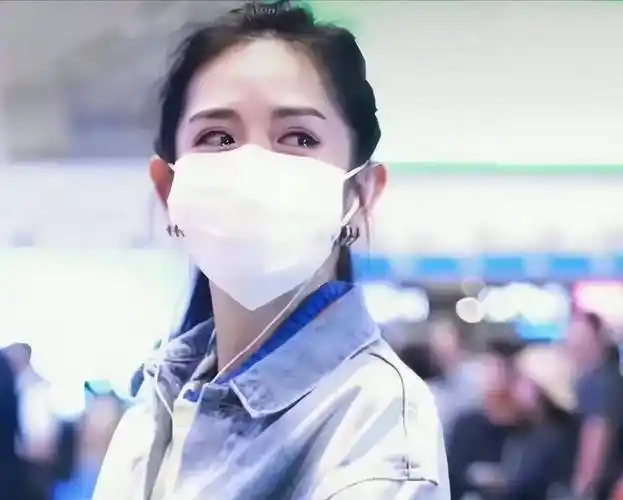 谢娜录完三公后现身机场泪目,粉丝送上温暖鼓励_舞台_姐姐_网友