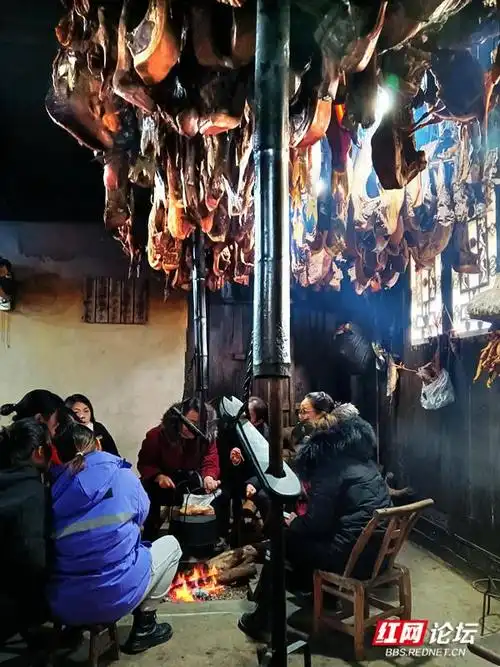 围炉而坐谈笑风生尽享惬意农闲时光