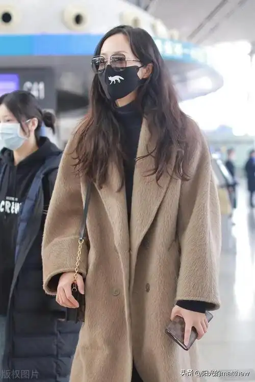 韩雪结束浪姐5初舞台录制现身机场驼色大衣搭配墨镜简约摩登