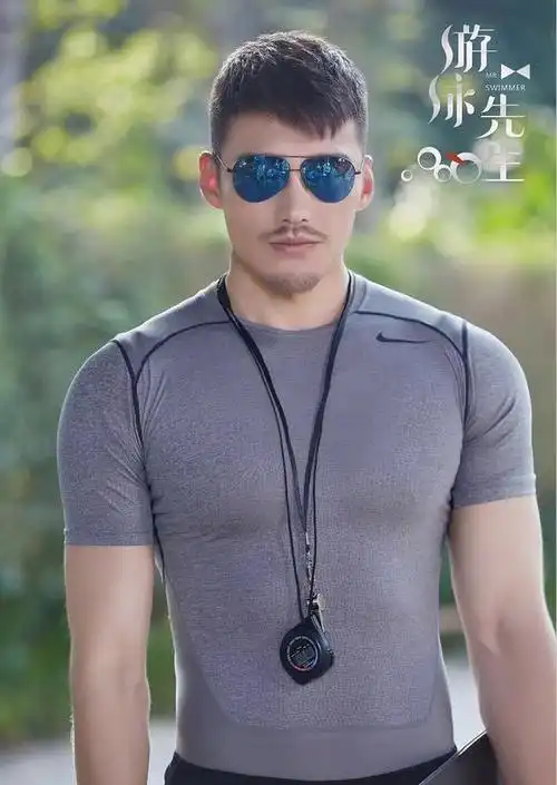 剧中的胡兵再次帅出了崭新的高度,一身肌肉壮实无比,这身材与气质完全