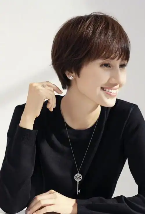 我们更多的关注点应该是——舒适,得体,有气质,温柔知性的美