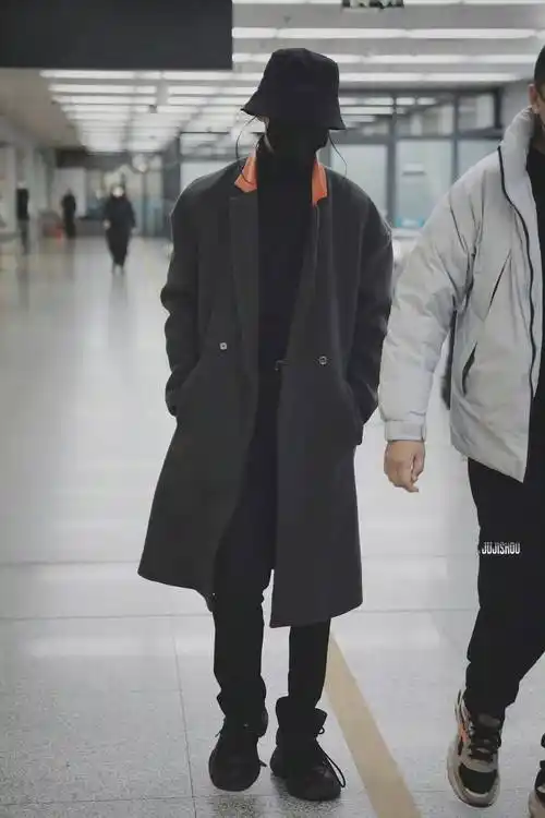 马嘉祺今日机场饭拍 熟悉的大衣和高领毛衣搭配……_冬日_大衣_高领