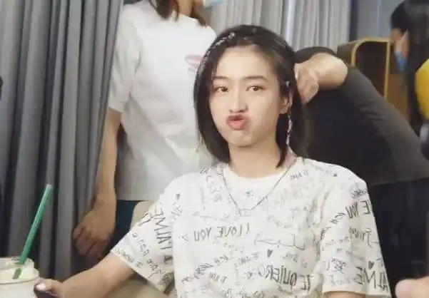 原创张雪迎现身片场运动鞋暴露真实身高这下没人说她柯基腿了