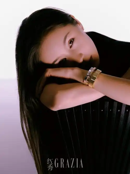 王子文再登杂志封面,眼神坚定气场强大,健硕腹肌惹人