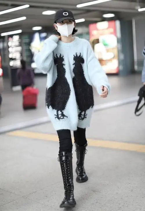 张若昀眼里只有自己上热搜唐艺昕公鸡上身玩味足