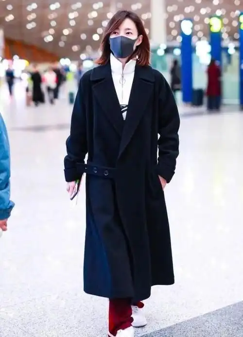 33岁王丽坤机场私服穿搭,清新靓丽如同少女,真的超美!