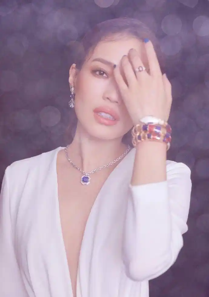 舒淇荧光橙造型#《时尚芭莎》八月下刊,先行释出网络版封面,舒淇疑眄