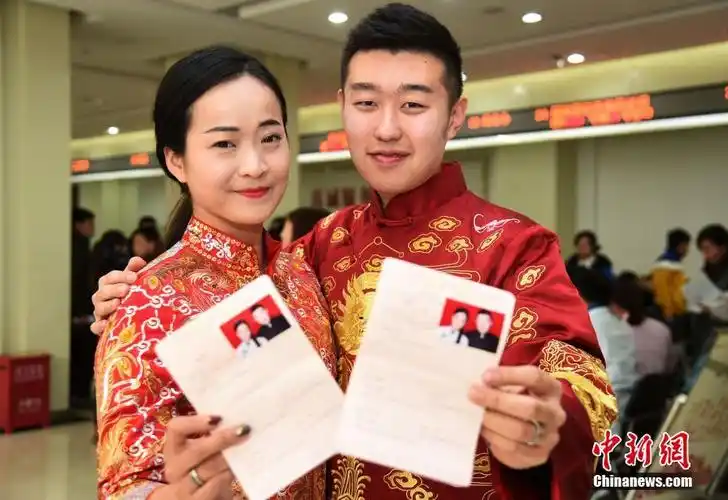 一民政局婚姻登记处,"90后"新人宋铎和周文君穿着中式礼服来领结婚证