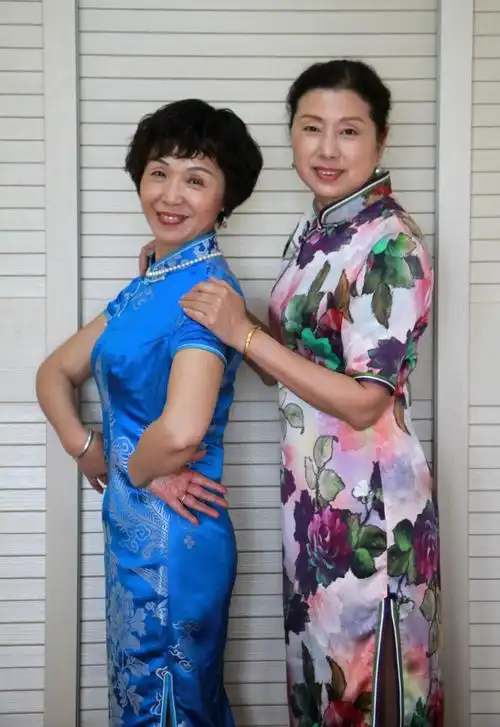 妈妈,女儿穿旗袍也很美!