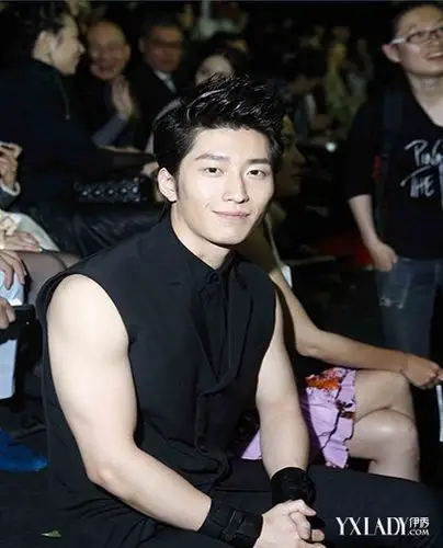 【图】窦骁肌肉转型边猛男 当众脱掉外套秀肌肉