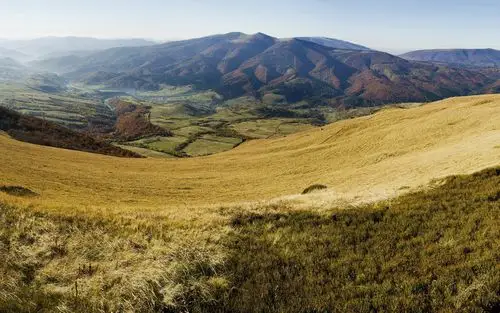山峰与黄色山丘
