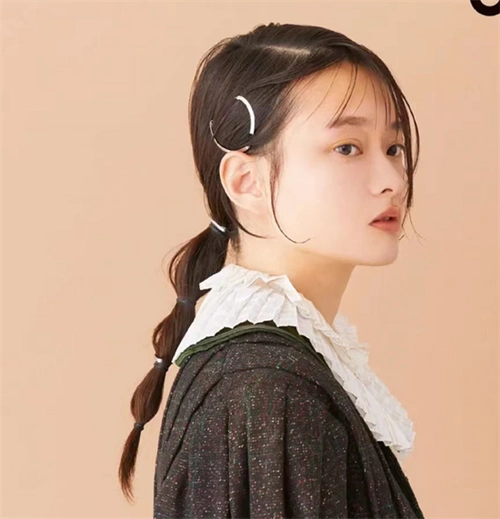 职场气质扎发示范 低马尾低调知性_职场发型 - 美发站