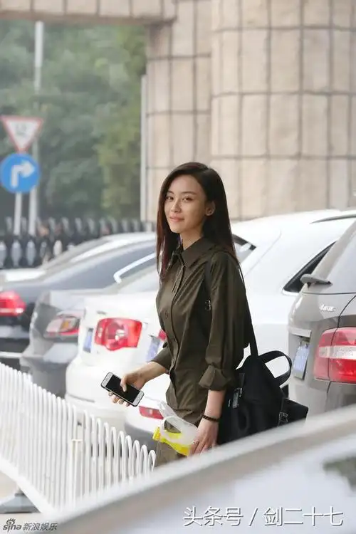 唐人街探案2中黑客妹子kiko尚语贤高清图集 原来她还是个软妹子