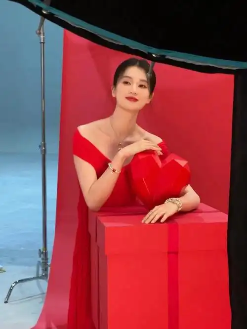 乔欣也在社交媒体上晒出了一组新年美照,照片中的她身穿一身大红色