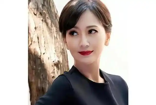 赵雅芝70岁生日,引发网友夸赞和质疑,素颜照被曝,网友直呼失望