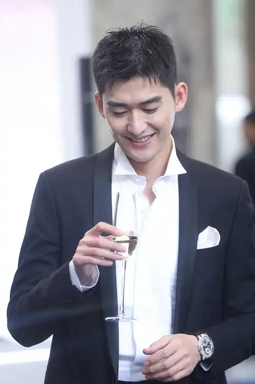 张翰再现"霸总式微笑" 穿西装举香槟面部略发福_凤凰网娱乐_凤凰网