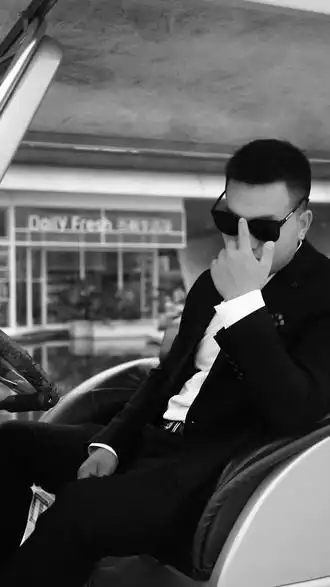 穿西装的不一定是绅士,也可能是暴徒!#西装 #霸气出场 - 抖音