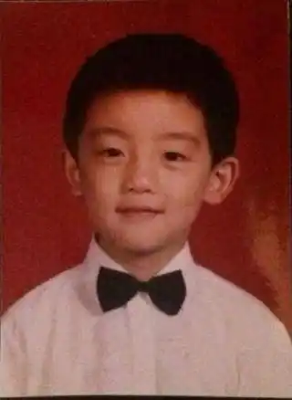 李晨变化挺大的,和现在比起来还真的认不出来,小时候太可爱了.郑恺