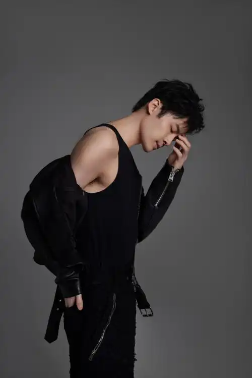 90今日份营业的付辛博又酷又可爱的,黑色皮衣一整个帅气拉满,回复