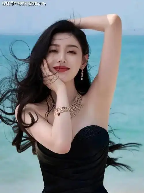 张天爱美照释出黑色抹胸裙配高级珠宝人间水蜜桃让人心动
