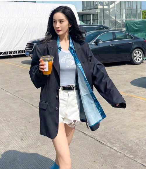 杨幂身材好穿啥都好看西装叠穿衬衫时髦又有层次感