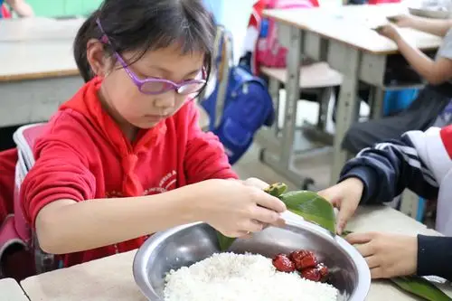 孩子们自己尝试包粽子