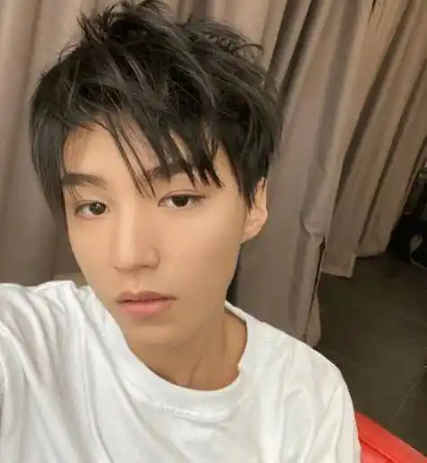 原创王俊凯回北电和同学有说有笑遇到老师却一脸乖巧生图明星相优越