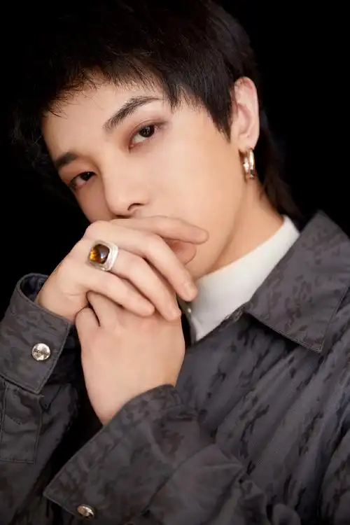 [华晨宇]华晨宇图片 华晨宇冷峻帅气写真图片