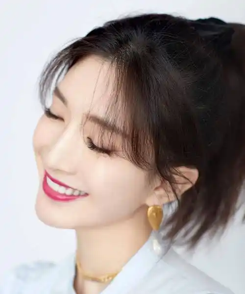 如果你也喜欢江疏影的穿搭技巧,或者是妆容,或者是发型,不妨就收藏一