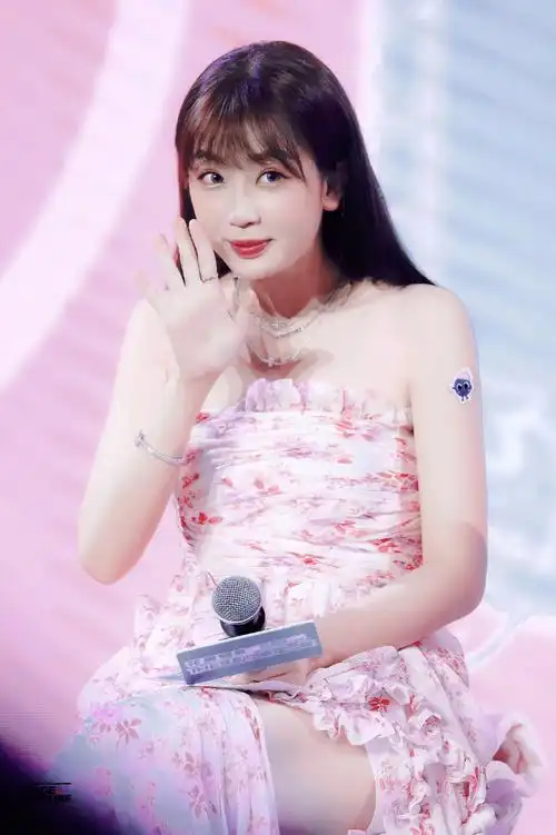 虞书欣花瓣抹胸裙