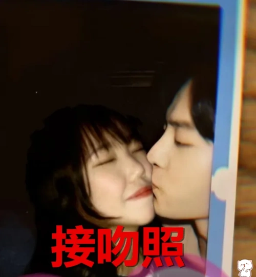 战跟杨紫在《余生请多指教》里面的一组剧照,是肖站在亲吻杨紫的脸颊