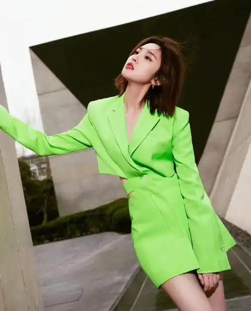 唐艺昕穿绿色镂空连衣裙清凉时尚修身显高