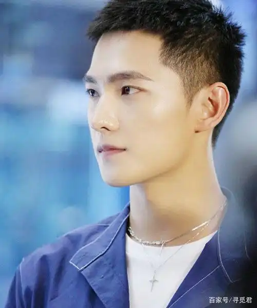 杨洋新造型也太a了吧寸头短发蓝色工装服真是英气有型