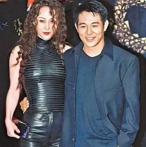 岁月如梭,61岁的李连杰面庞布满皱纹和老年斑,引网友感叹岁月_利智