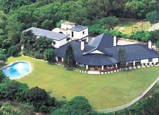 石澳道上为数不多的22幢超级豪宅,住着22户世界级超级富豪,10号住的是