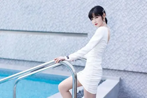 硬糖少女303赵粤露背白裙性感写真图片