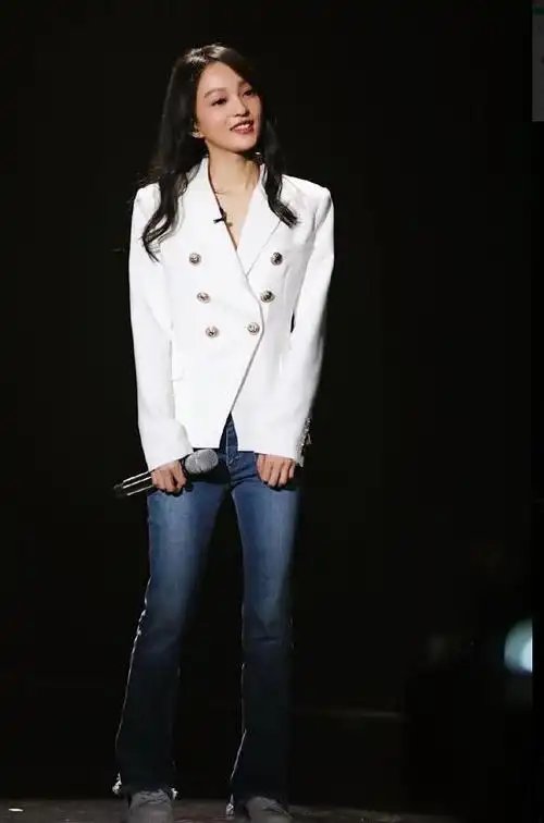 35岁张韶涵新发型太美了,剪掉长发秒变00后!网友:好像真人芭比