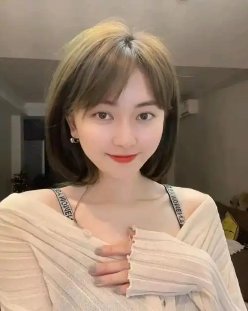 波波头发型可以说也特别的百变,三七分的波波头,梳理下来可以形成左右