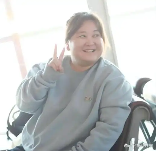 贾玲近照曝光整个人脱胎换骨颜值惊艳消失一年暴瘦100斤