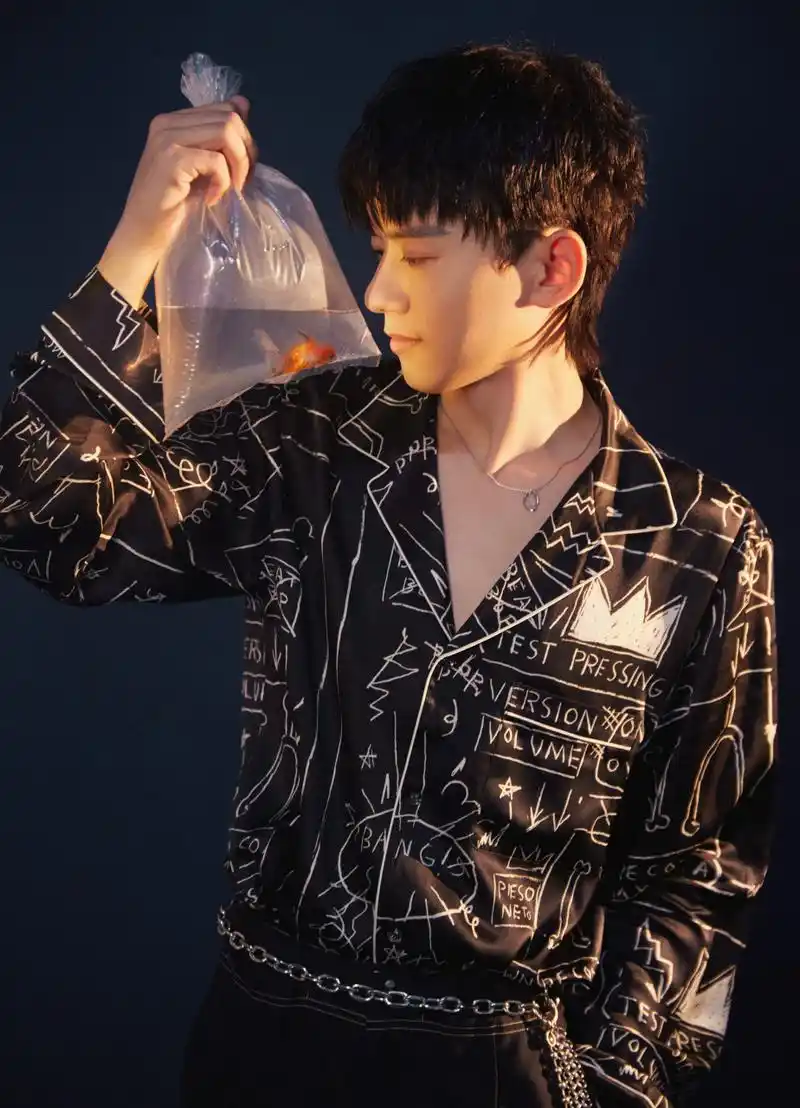 听@张杰 《三月》华美吟唱,诉说那个属于三月的故事,以歌声抚慰每一个