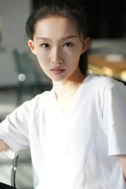 长相虽然清纯可人,但是辨识度太低,在清纯的道路上还比不上周冬雨