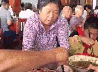 大妈这表情在村里绝对是个狠角