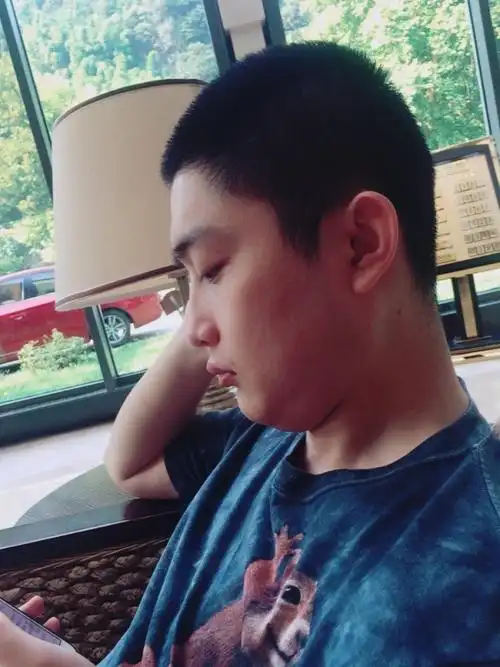 (对比之前的侧面照片,这张真是太惨了,然而大家还怪我把他养胖了)