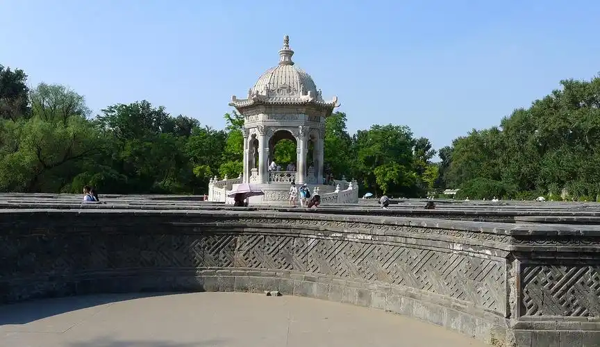 是 a target="_blank" href="/item/圆明园/9328"