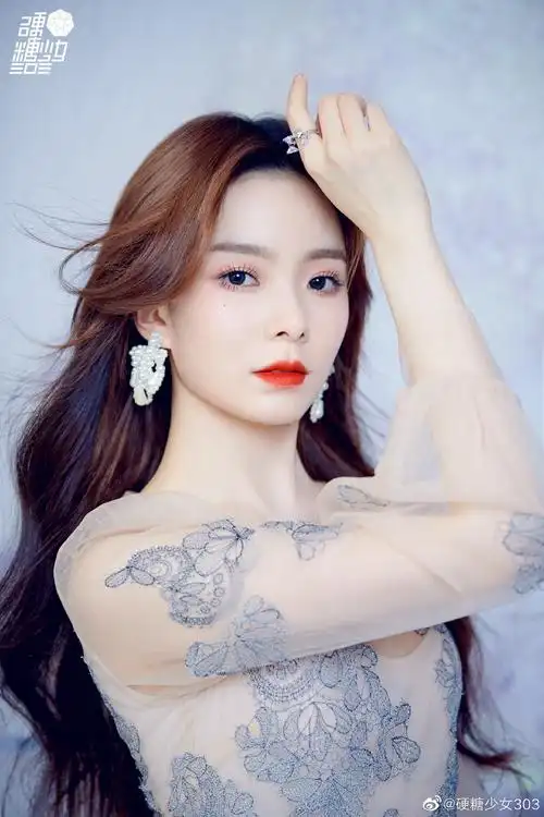 硬糖少女303 的微博: 硬糖少女303 #陈卓璇蓝紫水墨画大片. weibo.cn