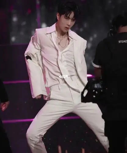 博子眼妆一画,开始脱衣顶胯