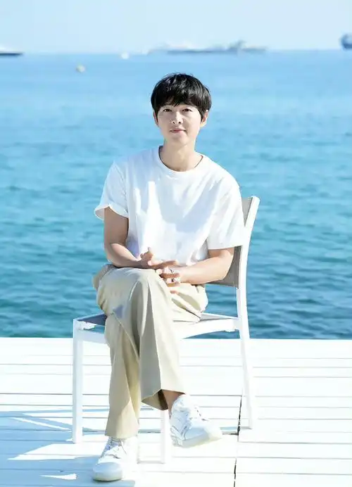 宋仲基好像变得胖了,脸上没有那么的棱角分明看来我们的仲基欧巴生活