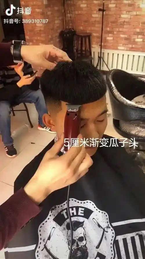 渐变瓜子头,细软发质自然卷,粗硬发质微烫一下,效果都可以