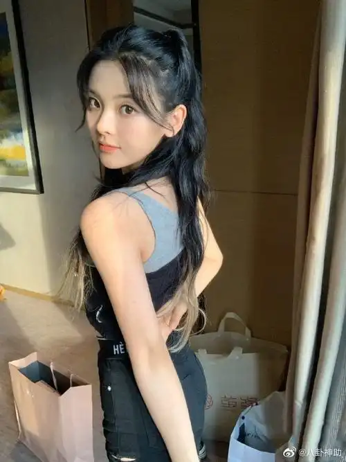 杨超越微博搜灰太狼有爸爸