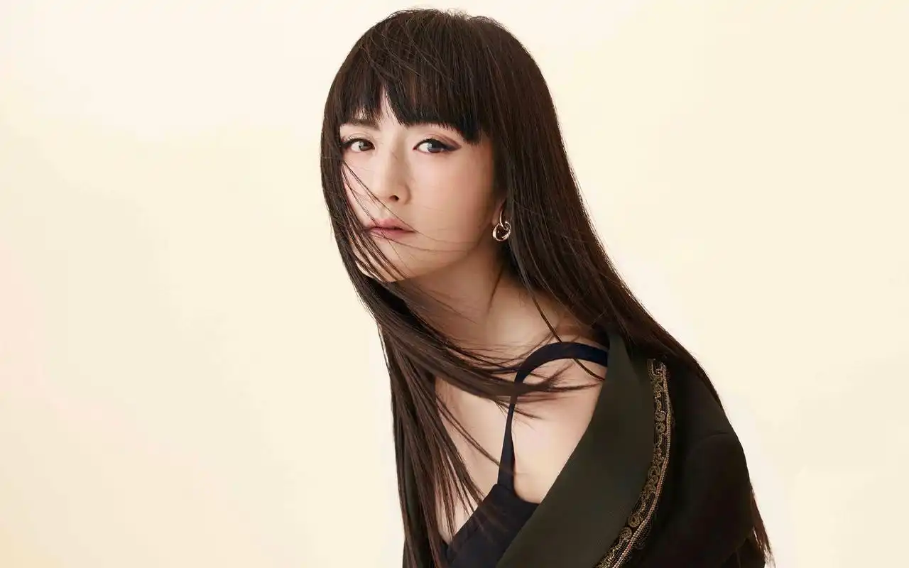 谢娜时尚高冷写真图片桌面壁纸,谢娜最新时尚大片,一改往日嘻哈搞笑